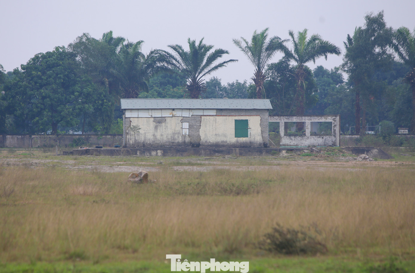 Dự án thành bãi đất hoang, cỏ mọc um tùm, không hứa hẹn ngày tiếp tục triển khai xây dựng khiến người dân địa phương tiếc nuối.