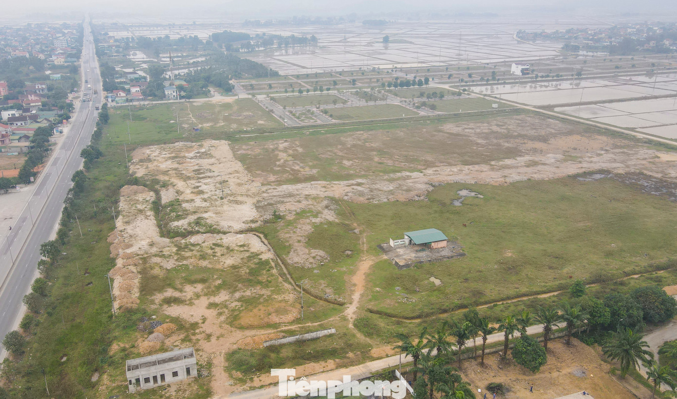 Cụm công nghiệp Can Lộc nằm ven Quốc lộ 1A qua xã Thiên Lộc và thị trấn Nghèn, huyện Can Lộc (Hà Tĩnh). Dự án được UBND tỉnh chấp thuận cho phép xây dựng vào năm 2020 trên diện tích hơn 24ha (trong đó có dự án Nhà máy Thức ăn chăn nuôi Thiên Lộc đã triển khai với diện tích 3,6ha). Công trình có tổng mức đầu tư hơn 120 tỷ đồng, chia làm 2 giai đoạn.