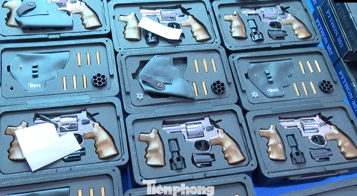 Nhóm đối tượng khai đã mua nhiều loại súng đồ chơi hoặc súng quân dụng trôi nổi không rõ nguồn gốc, các loại súng có tính năng, tác dụng tương tự như vũ khí quân dụng trên các trang mạng rồi mua thêm các linh kiện để hoàn thiện thành vũ khí có tính sát thương cao. Mỗi khẩu súng khi bán ra đều có sẵn đạn. Nhóm đối tượng khai đã mua nhiều loại súng đồ chơi hoặc súng quân dụng trôi nổi không rõ nguồn gốc, các loại súng có tính năng, tác dụng tương tự như vũ khí quân dụng trên các trang mạng rồi mua thêm các linh kiện để hoàn thiện thành vũ khí có tính sát thương cao. Mỗi khẩu súng khi bán ra đều có sẵn đạn.