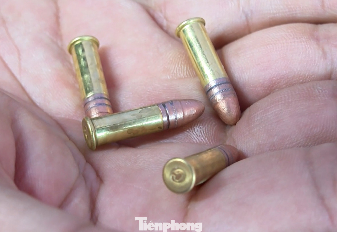 Gần 37.000 viên đạn, 2 quả lựu đạn cùng hàng loạt linh, phụ kiện lắp ráp súng bị thu giữ. Gần 37.000 viên đạn, 2 quả lựu đạn cùng hàng loạt linh, phụ kiện lắp ráp súng bị thu giữ.