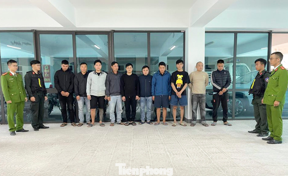 Công an xác định đường dây buôn bán vũ khí hoạt động rất tinh vi, có sự tham gia của nhiều đối tượng hình sự cộm cán, liều lĩnh, manh động, thường xuyên mang vũ khí theo người. Trong đó, 6 đối tượng cầm đầu gồm: Vũ Anh Tú (SN 1993) và Vũ Tiến Phát (SN 1997, cùng trú tỉnh Ninh Bình); Mai Văn Đông (SN 1992, trú tỉnh Tây Ninh); Lê Cương (SN 1998, trú tỉnh Đồng Nai); Nguyễn Thanh Tiên (SN 1993, trú tỉnh Hậu Giang); Trần Quốc Cường (SN 2001, trú TP Hồ Chí Minh). Công an xác định đường dây buôn bán vũ khí hoạt động rất tinh vi, có sự tham gia của nhiều đối tượng hình sự cộm cán, liều lĩnh, manh động, thường xuyên mang vũ khí theo người. Trong đó, 6 đối tượng cầm đầu gồm: Vũ Anh Tú (SN 1993) và Vũ Tiến Phát (SN 1997, cùng trú tỉnh Ninh Bình); Mai Văn Đông (SN 1992, trú tỉnh Tây Ninh); Lê Cương (SN 1998, trú tỉnh Đồng Nai); Nguyễn Thanh Tiên (SN 1993, trú tỉnh Hậu Giang); Trần Quốc Cường (SN 2001, trú TP Hồ Chí Minh).