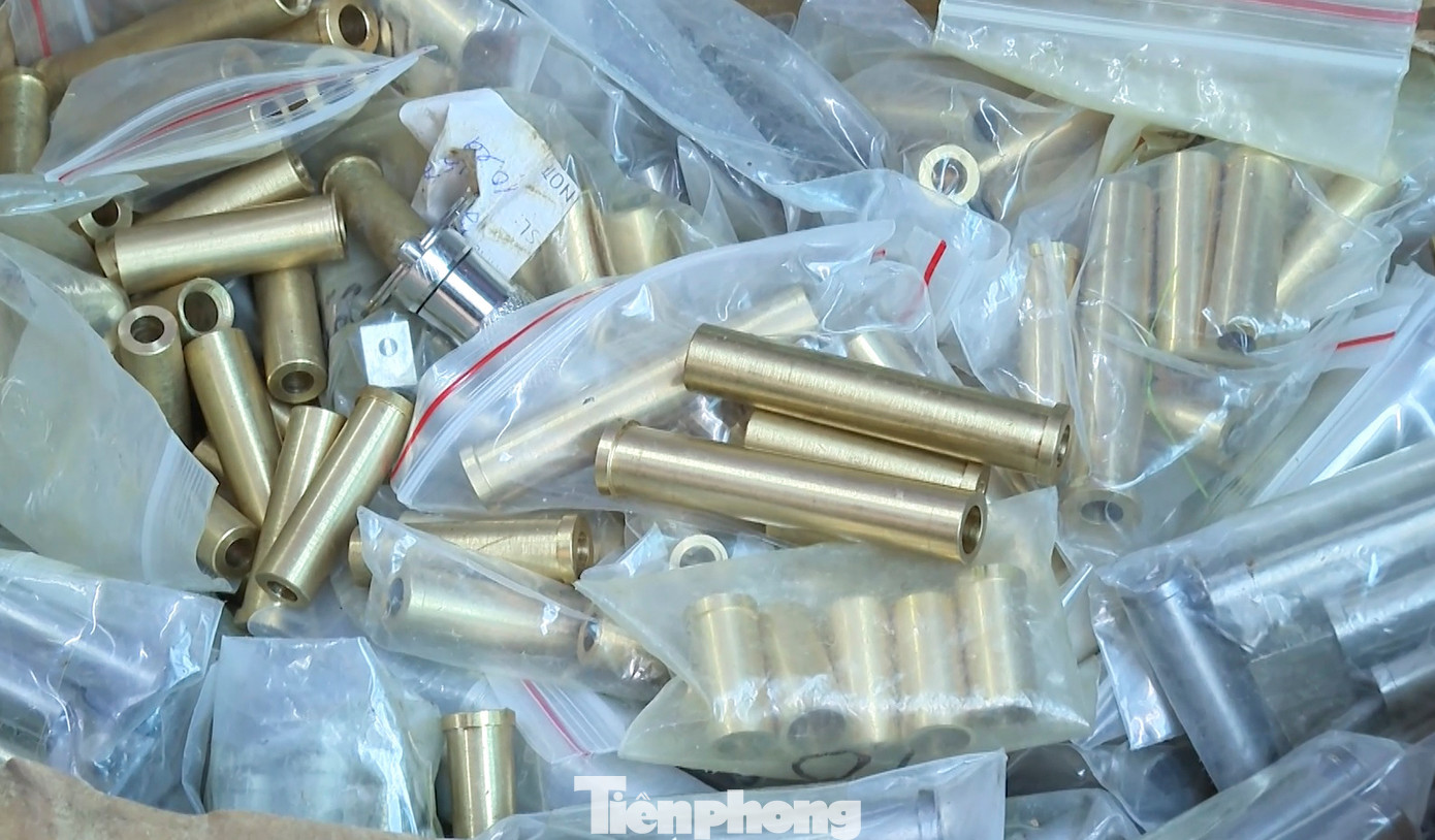 Gần 37.000 viên đạn, 2 quả lựu đạn cùng hàng loạt linh, phụ kiện lắp ráp súng bị thu giữ. Gần 37.000 viên đạn, 2 quả lựu đạn cùng hàng loạt linh, phụ kiện lắp ráp súng bị thu giữ.