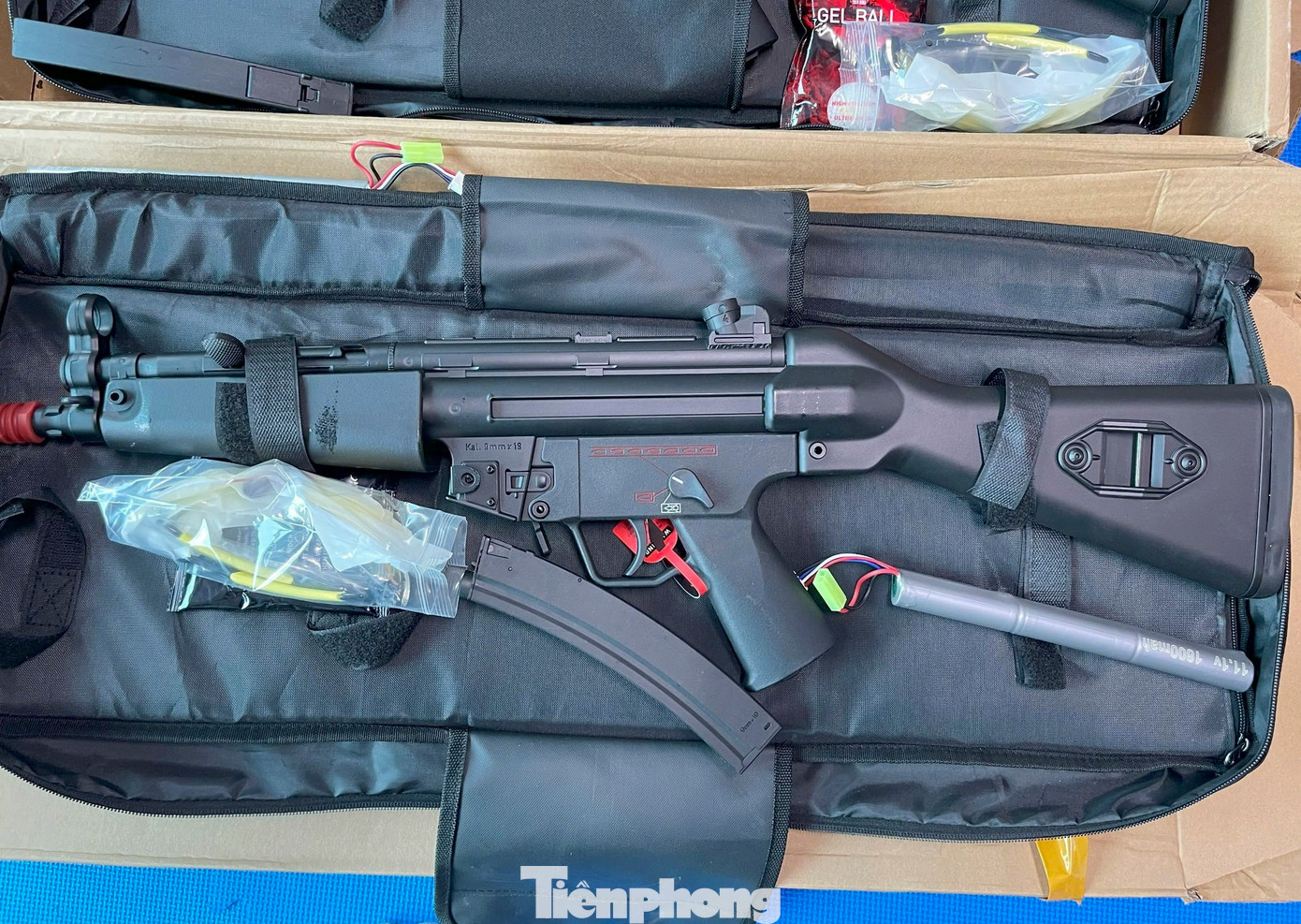 Đối tượng Vũ Anh Tú (SN 1993, trú tại huyện Yên Khánh, tỉnh Ninh Bình) – là đầu mối chính cầm đầu đường dây buôn bán vũ khí quân dụng và là kẻ nắm rõ kỹ thuật "hô biến" những khẩu súng đồ chơi thành vũ khí "nóng", khai nhận để súng đồ chơi có khả năng sát thương cao, đối tượng sẽ thay đổi linh kiện bên trong như lắp thêm kim hỏa, gia cố nòng súng và sử dụng các loại đạn của vũ khí quân dụng. Trong hình là một khẩu súng đạn thạch MP5K LDT báng gập được nhóm đối tượng cải hoán bán cho khách hàng. Đối tượng Vũ Anh Tú (SN 1993, trú tại huyện Yên Khánh, tỉnh Ninh Bình) – là đầu mối chính cầm đầu đường dây buôn bán vũ khí quân dụng và là kẻ nắm rõ kỹ thuật "hô biến" những khẩu súng đồ chơi thành vũ khí "nóng", khai nhận để súng đồ chơi có khả năng sát thương cao, đối tượng sẽ thay đổi linh kiện bên trong như lắp thêm kim hỏa, gia cố nòng súng và sử dụng các loại đạn của vũ khí quân dụng. Trong hình là một khẩu súng đạn thạch MP5K LDT báng gập được nhóm đối tượng cải hoán bán cho khách hàng.