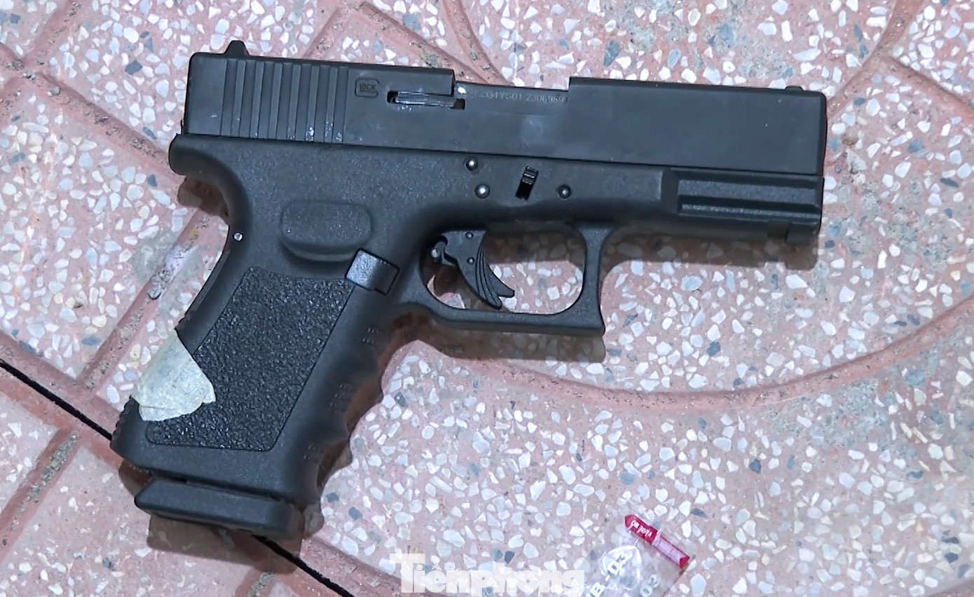 "Mỗi bộ súng nhựa đồ chơi khi mua có giá 200.000 đồng, cùng với bộ phụ kiện 400.000 đồng. Khi khách mua về tự lắp sẽ bán với giá 1,4 triệu đồng, còn bộ hoàn thiện đã lắp sẽ bán 4,5 triệu đồng. Với các bộ súng có khung kim loại có giá đến 7 triệu đồng. Các khẩu súng nhựa bắn đạn xốp, nhựa, khi được "độ" lên bắn đạn thể thao, đầu chì sẽ có độ sát thương cao", đối tượng Vũ Anh Tú khai với cơ quan điều tra. "Mỗi bộ súng nhựa đồ chơi khi mua có giá 200.000 đồng, cùng với bộ phụ kiện 400.000 đồng. Khi khách mua về tự lắp sẽ bán với giá 1,4 triệu đồng, còn bộ hoàn thiện đã lắp sẽ bán 4,5 triệu đồng. Với các bộ súng có khung kim loại có giá đến 7 triệu đồng. Các khẩu súng nhựa bắn đạn xốp, nhựa, khi được "độ" lên bắn đạn thể thao, đầu chì sẽ có độ sát thương cao", đối tượng Vũ Anh Tú khai với cơ quan điều tra.