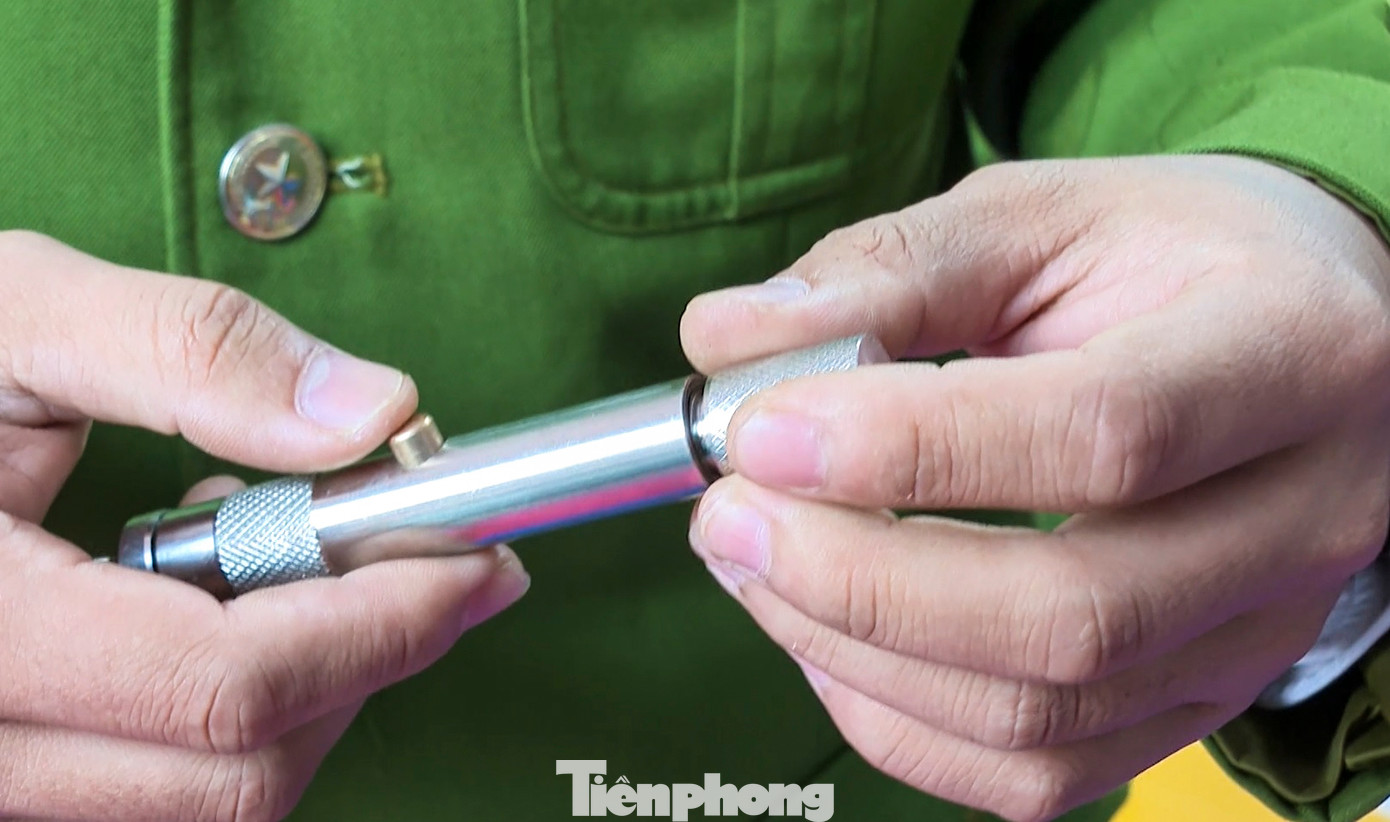 Súng tự chế dạng bút, có thể bắn được đạn thể thao, thuộc vũ khí quân dụng với khả năng gây sát thương cao là tang vật Công an tỉnh Hà Tĩnh thu giữ trong chuyên án triệt phá đường dây buôn bán vũ khí này. Súng tự chế dạng bút, có thể bắn được đạn thể thao, thuộc vũ khí quân dụng với khả năng gây sát thương cao là tang vật Công an tỉnh Hà Tĩnh thu giữ trong chuyên án triệt phá đường dây buôn bán vũ khí này.