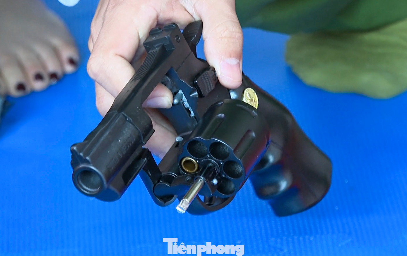 "Mỗi bộ súng nhựa đồ chơi khi mua có giá 200.000 đồng, cùng với bộ phụ kiện 400.000 đồng. Khi khách mua về tự lắp sẽ bán với giá 1,4 triệu đồng, còn bộ hoàn thiện đã lắp sẽ bán 4,5 triệu đồng. Với các bộ súng có khung kim loại có giá đến 7 triệu đồng. Các khẩu súng nhựa bắn đạn xốp, nhựa, khi được "độ" lên bắn đạn thể thao, đầu chì sẽ có độ sát thương cao", đối tượng Vũ Anh Tú khai với cơ quan điều tra. "Mỗi bộ súng nhựa đồ chơi khi mua có giá 200.000 đồng, cùng với bộ phụ kiện 400.000 đồng. Khi khách mua về tự lắp sẽ bán với giá 1,4 triệu đồng, còn bộ hoàn thiện đã lắp sẽ bán 4,5 triệu đồng. Với các bộ súng có khung kim loại có giá đến 7 triệu đồng. Các khẩu súng nhựa bắn đạn xốp, nhựa, khi được "độ" lên bắn đạn thể thao, đầu chì sẽ có độ sát thương cao", đối tượng Vũ Anh Tú khai với cơ quan điều tra.