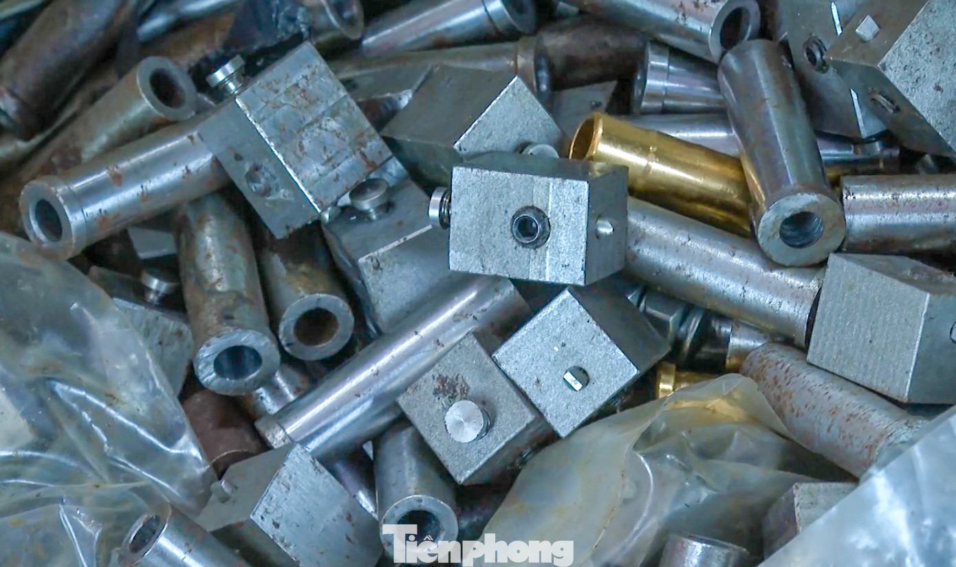 Gần 37.000 viên đạn, 2 quả lựu đạn cùng hàng loạt linh, phụ kiện lắp ráp súng bị thu giữ. Gần 37.000 viên đạn, 2 quả lựu đạn cùng hàng loạt linh, phụ kiện lắp ráp súng bị thu giữ.