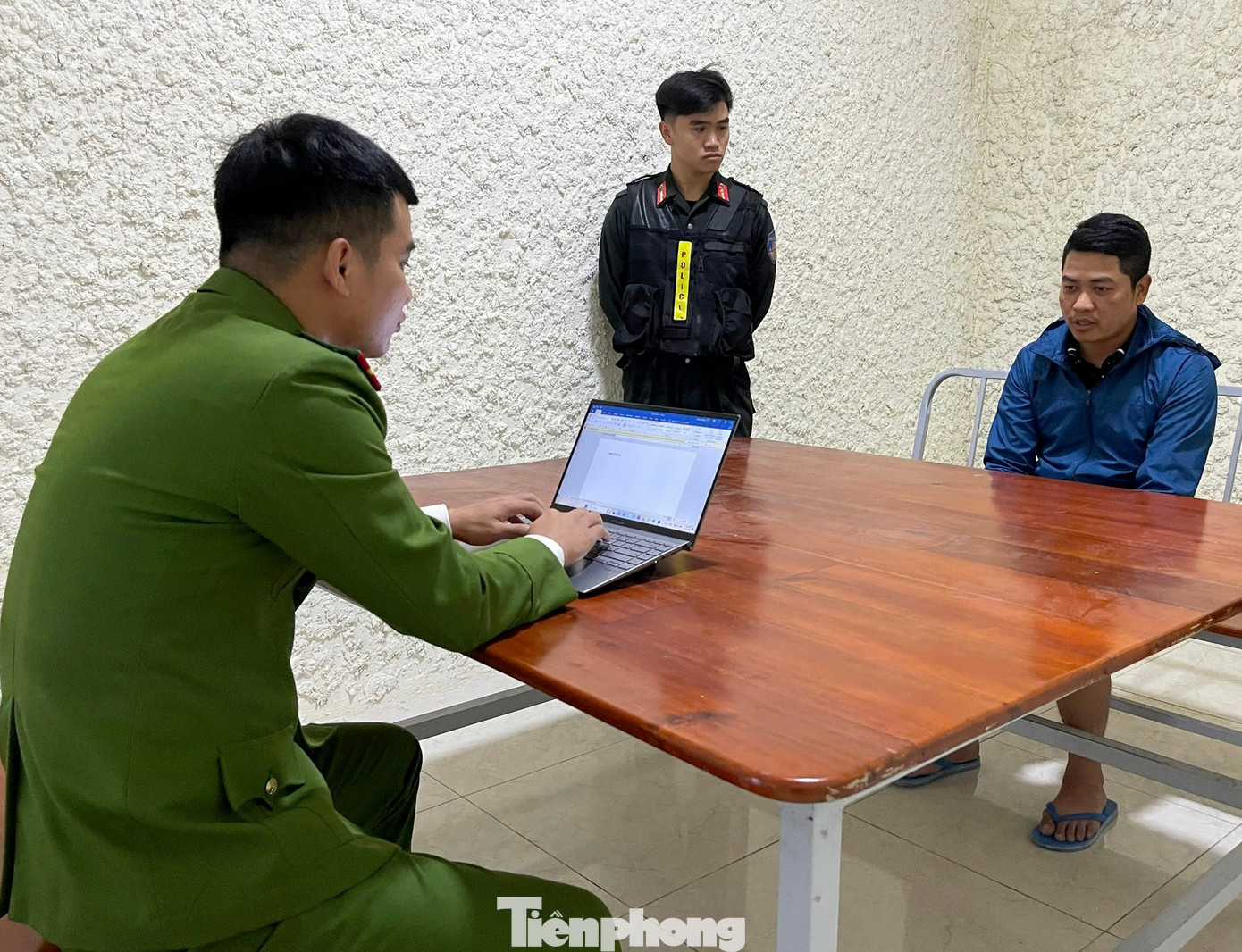 Công an xác định đường dây buôn bán vũ khí hoạt động rất tinh vi, có sự tham gia của nhiều đối tượng hình sự cộm cán, liều lĩnh, manh động, thường xuyên mang vũ khí theo người. Trong đó, 6 đối tượng cầm đầu gồm: Vũ Anh Tú (SN 1993) và Vũ Tiến Phát (SN 1997, cùng trú tỉnh Ninh Bình); Mai Văn Đông (SN 1992, trú tỉnh Tây Ninh); Lê Cương (SN 1998, trú tỉnh Đồng Nai); Nguyễn Thanh Tiên (SN 1993, trú tỉnh Hậu Giang); Trần Quốc Cường (SN 2001, trú TP Hồ Chí Minh). Công an xác định đường dây buôn bán vũ khí hoạt động rất tinh vi, có sự tham gia của nhiều đối tượng hình sự cộm cán, liều lĩnh, manh động, thường xuyên mang vũ khí theo người. Trong đó, 6 đối tượng cầm đầu gồm: Vũ Anh Tú (SN 1993) và Vũ Tiến Phát (SN 1997, cùng trú tỉnh Ninh Bình); Mai Văn Đông (SN 1992, trú tỉnh Tây Ninh); Lê Cương (SN 1998, trú tỉnh Đồng Nai); Nguyễn Thanh Tiên (SN 1993, trú tỉnh Hậu Giang); Trần Quốc Cường (SN 2001, trú TP Hồ Chí Minh).