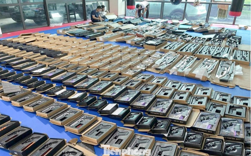 Công an tỉnh Hà Tĩnh vừa triệt phá đường dây buôn bán vũ khí quân dụng xuyên quốc gia, bắt giữ 43 đối tượng, thu giữ hơn 500 khẩu súng các loại, gần 37.000 viên đạn. Công an tỉnh Hà Tĩnh vừa triệt phá đường dây buôn bán vũ khí quân dụng xuyên quốc gia, bắt giữ 43 đối tượng, thu giữ hơn 500 khẩu súng các loại, gần 37.000 viên đạn.