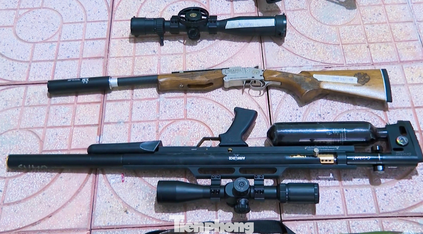 Số lượng vũ khí của đường dây sau đó được các đối tượng sử dụng tài khoản ảo trên mạng xã hội như Youtube, Facebook, Zalo, các hội nhóm kín và công khai để quảng cáo, rao bán. Khi có khách hàng mua, nhóm đối tượng sẽ tháo rời linh kiện và gửi chuyển phát nhanh. Trong hình là những khẩu súng hơi PCP CONDOR kèm ống ngắm được nhóm đối tượng rao bán. Số lượng vũ khí của đường dây sau đó được các đối tượng sử dụng tài khoản ảo trên mạng xã hội như Youtube, Facebook, Zalo, các hội nhóm kín và công khai để quảng cáo, rao bán. Khi có khách hàng mua, nhóm đối tượng sẽ tháo rời linh kiện và gửi chuyển phát nhanh. Trong hình là những khẩu súng hơi PCP CONDOR kèm ống ngắm được nhóm đối tượng rao bán.