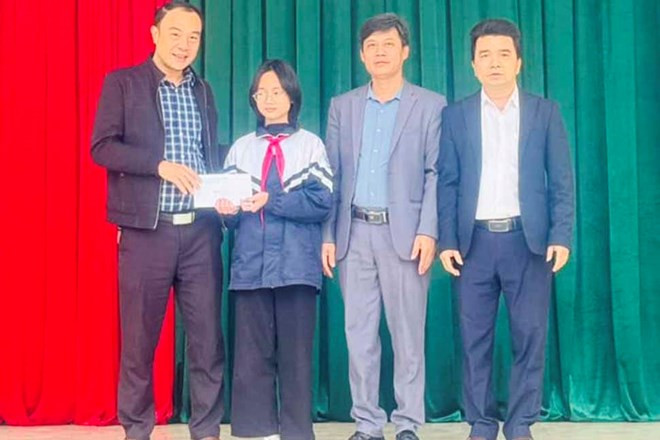 Nữ sinh được tuyên dương và tặng quà vì nhặt được vàng đã trả lại người đánh rơi.