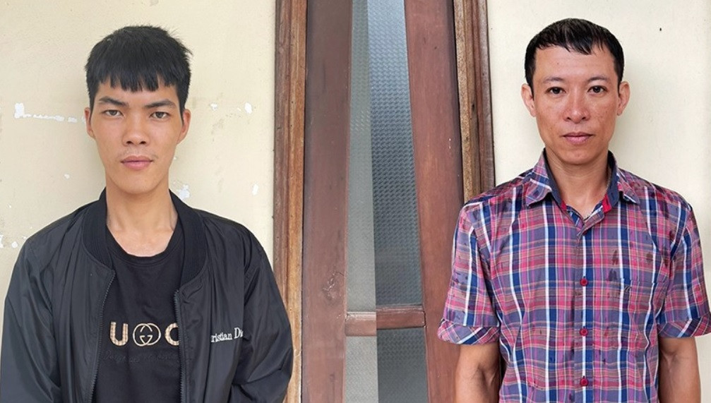 Nguyễn Tiến Quyết (áo đen) và Nguyễn Văn Khôi tại cơ quan điều tra. Nguyễn Tiến Quyết (áo đen) và Nguyễn Văn Khôi tại cơ quan điều tra.