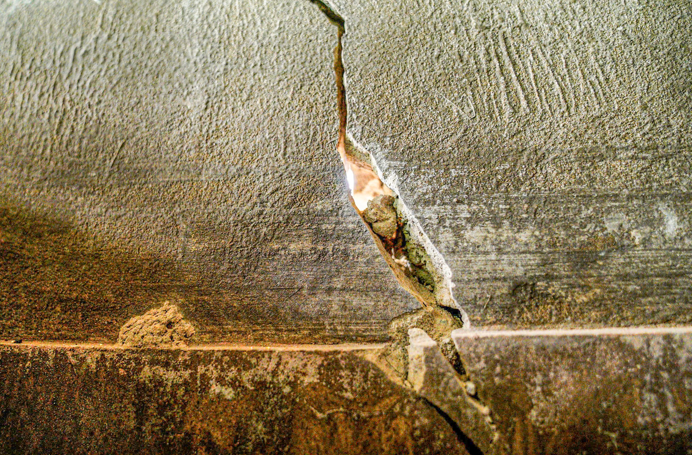 Lãnh đạo UBND xã Cẩm Thịnh cho biết, địa phương thống kê có 21 nhà dân có nhà và công trình phụ trợ bị ảnh hưởng, nứt nẻ. “Xã đã thông báo người dân, trong quá trình thi công cao tốc, nếu nhà ai bị nứt thêm hoặc tình trạng nứt nẻ trầm trọng hơn thì báo với xã. Cơ quan chức năng cùng đơn vị bảo hiểm đã kiểm tra, thẩm định nhà dân bị ảnh hưởng để có phương án phù hợp”, vị lãnh đạo địa phương thông tin.