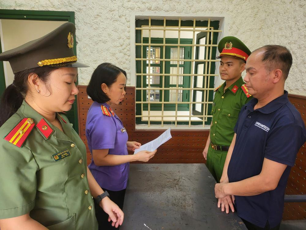 Cơ quan tố tụng tống đạt quyết định khởi tố đối với Nguyễn Đình Hiếu. Cơ quan tố tụng tống đạt quyết định khởi tố đối với Nguyễn Đình Hiếu.