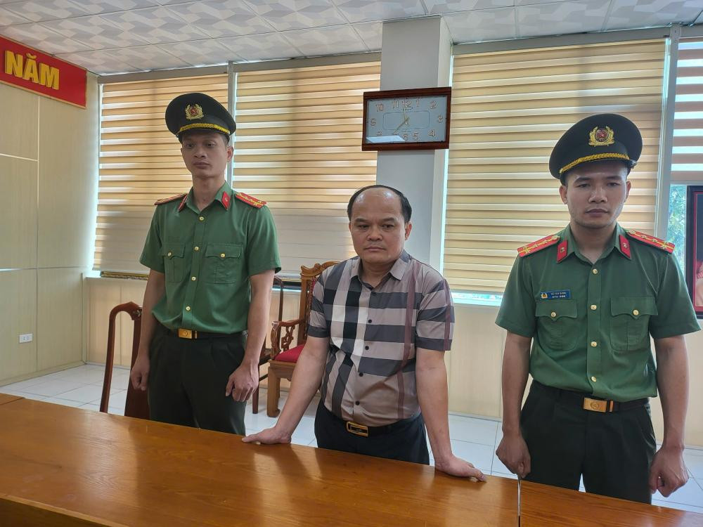 Đặng Thành Vinh (giữa) tại cơ quan điều tra. Đặng Thành Vinh (giữa) tại cơ quan điều tra.