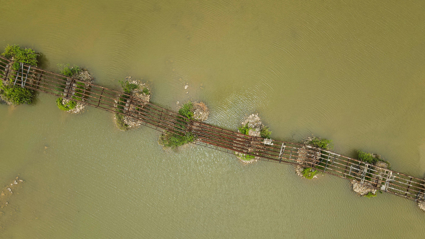 Theo ghi nhận, các hạng mục của cầu hư hỏng, hoen gỉ, xuống cấp, đổ nghiêng. Phía hai đầu cầu không có rào chắn hay biển cảnh báo nguy hiểm, xung quanh cây cỏ dại mọc um tùm nhếch nhác. “Cầu đã xuống cấp, không thể đi lại nữa nên nếu sửa chữa được nên làm sớm hoặc tháo dỡ, tránh để mùa lũ nước lớn có cầu chắn rất nguy hiểm”, ông Tiếp (68 tuổi) cho hay.