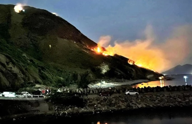 Đám cháy rừng xảy ra giữa đêm. Đám cháy rừng xảy ra giữa đêm.