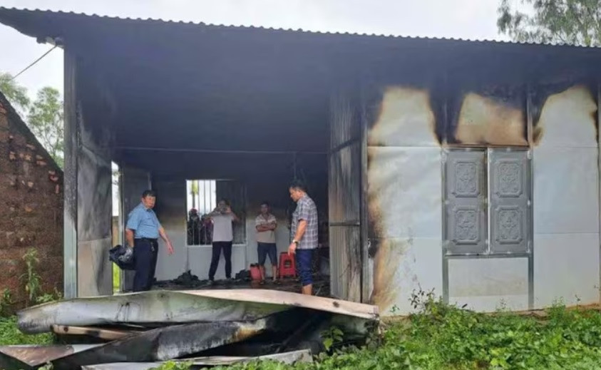 Căn nhà bị sét đánh cháy đen.