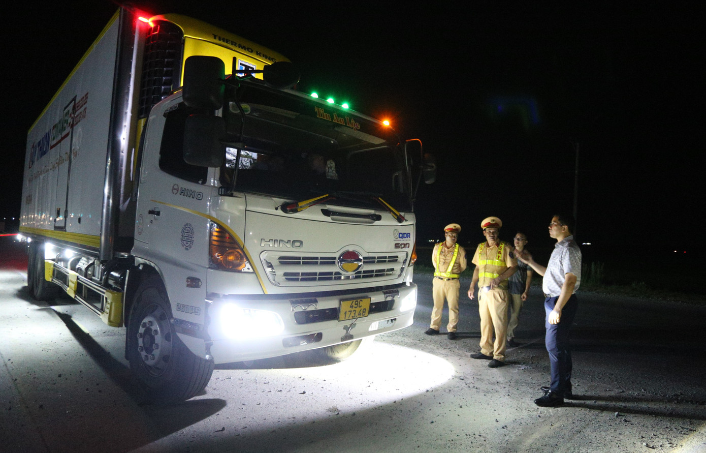 Công an Hà Tĩnh tổng kiểm tra xe tải, container, xe khách trên tuyến đường ven biển.