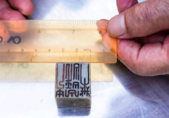 Sập dạy học ở Trường học Phúc Giang và Ấn triện của Nguyễn Huy Quýnh.