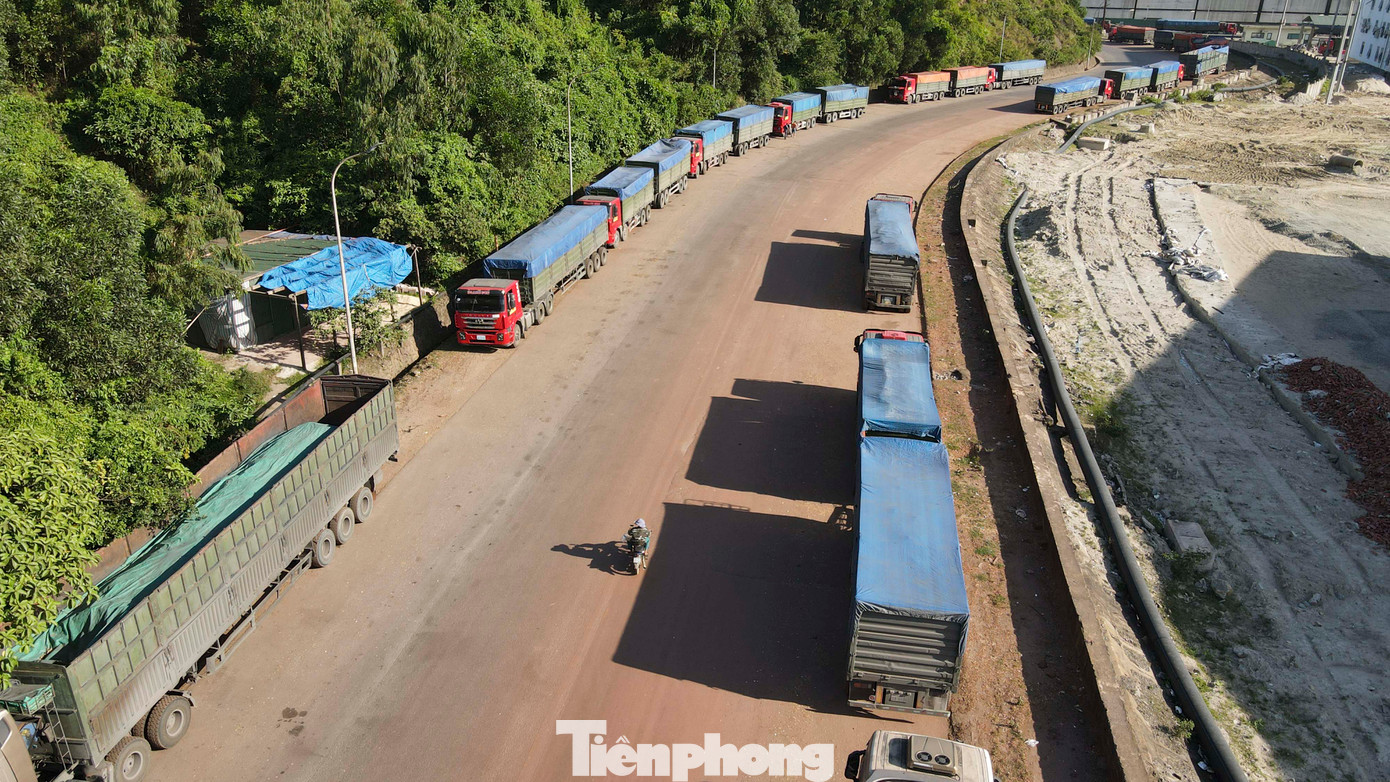 Xe nối dài chờ nhập hàng, phía cảng chưa có tàu cập bến. Xe nối dài chờ nhập hàng, phía cảng chưa có tàu cập bến.