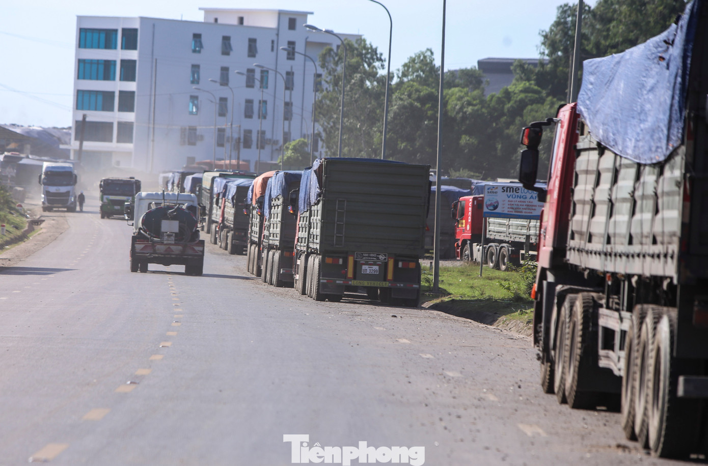 Xe nối dài chờ nhập hàng, phía cảng chưa có tàu cập bến. Xe nối dài chờ nhập hàng, phía cảng chưa có tàu cập bến.