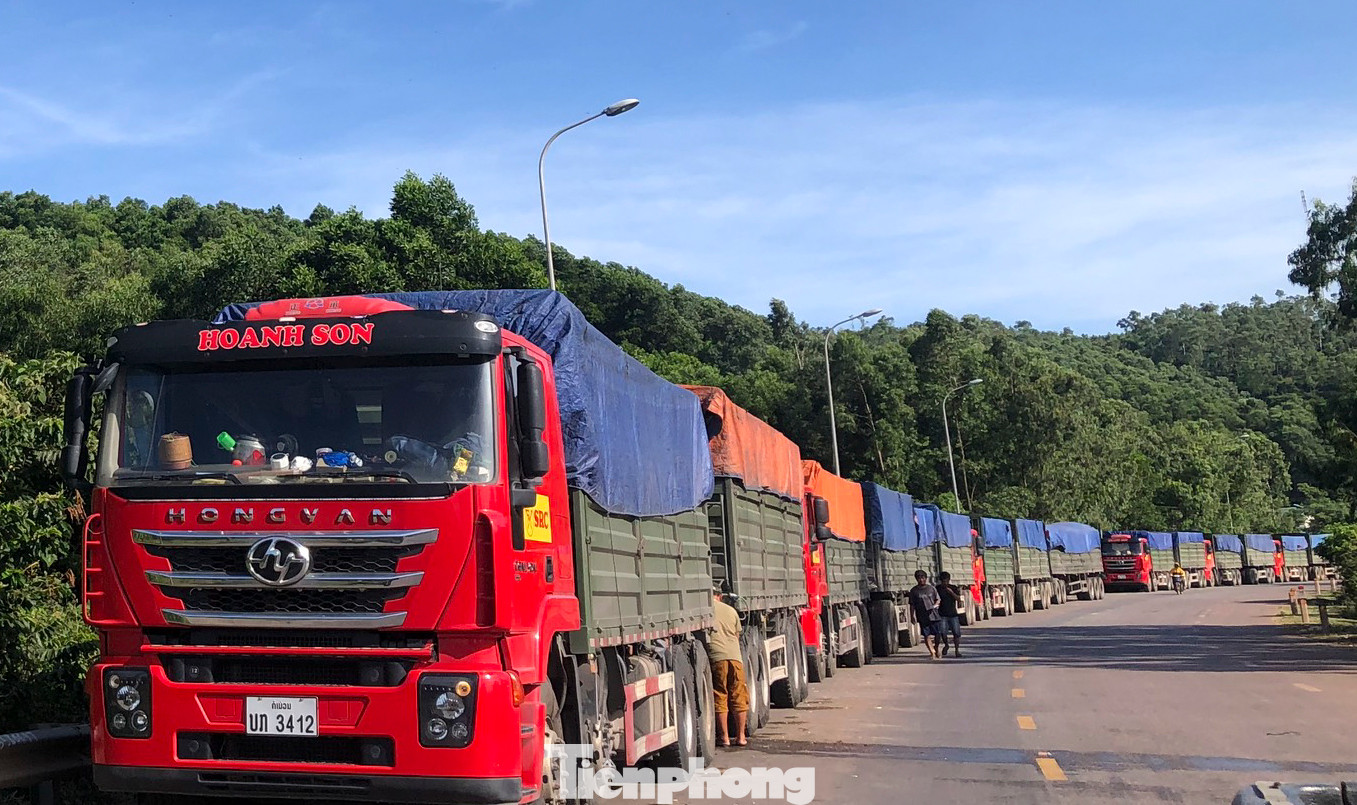 Xe nối dài chờ nhập hàng, phía cảng chưa có tàu cập bến. Xe nối dài chờ nhập hàng, phía cảng chưa có tàu cập bến.