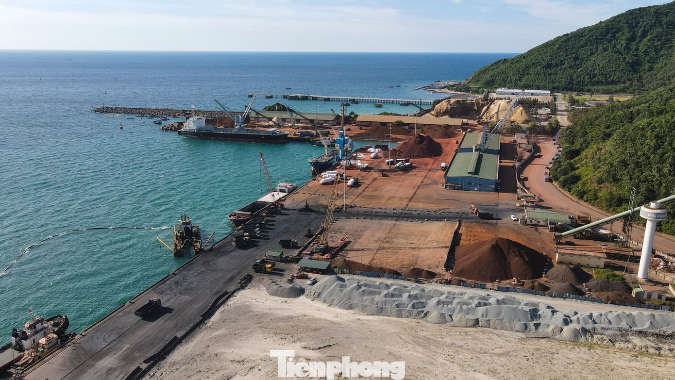 Xe nối dài chờ nhập hàng, phía cảng chưa có tàu cập bến. Xe nối dài chờ nhập hàng, phía cảng chưa có tàu cập bến.