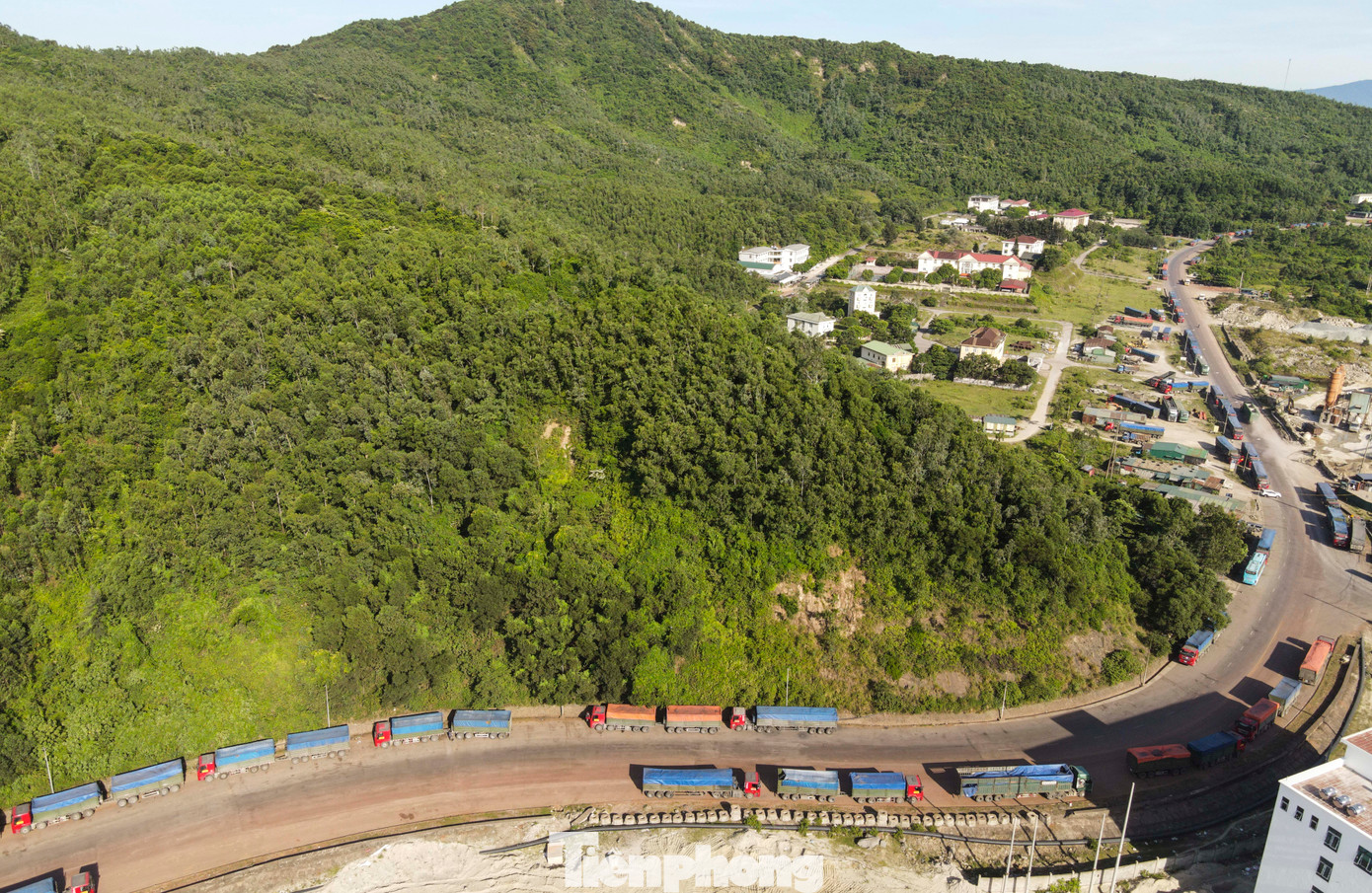 Hàng trăm xe nối đuôi nhau nằm dài dọc tuyến đường xuống cảng. Hàng trăm xe nối đuôi nhau nằm dài dọc tuyến đường xuống cảng.