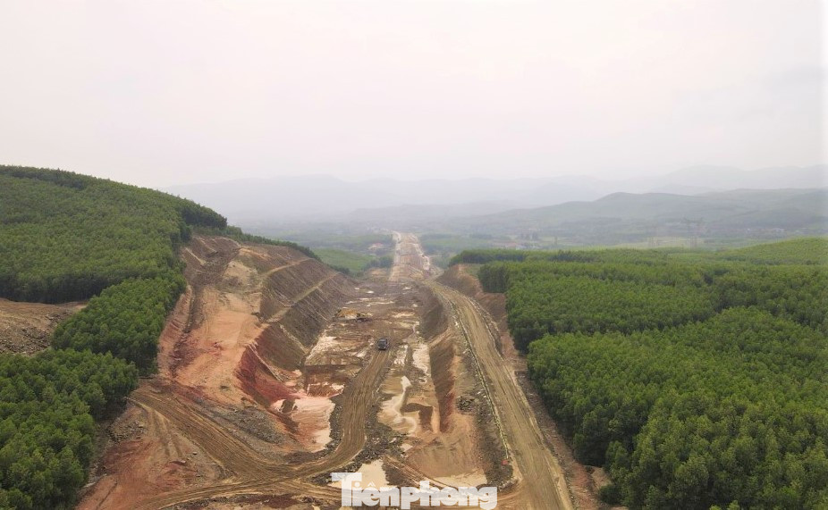 Trên tuyến chính, nhà thầu đã cơ bản xong hệ thống cống ngầm, hầm chui dân sinh, nhiều đoạn đã đổ đỉnh đất K98. Do địa hình nhiều đồi núi, phải hạ độ cao nên thời tiết vào mùa mưa ở địa phương gây khó khăn cho đơn vị thi công.