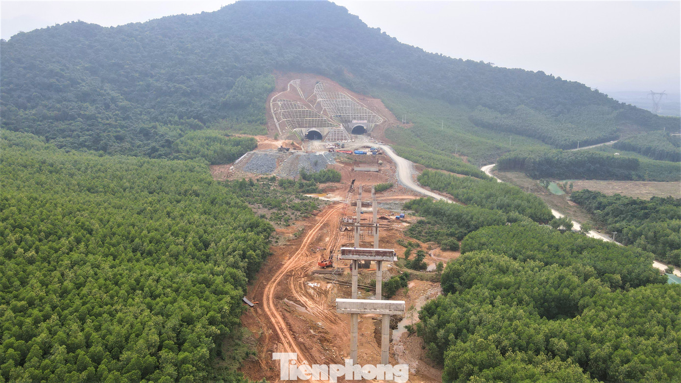 Ngoài hạng mục hầm xuyên núi Đèo Bụt, Tập đoàn Sơn Hải còn đảm nhận 5 km đường tuyến chính dẫn vào 2 bên cửa hầm.