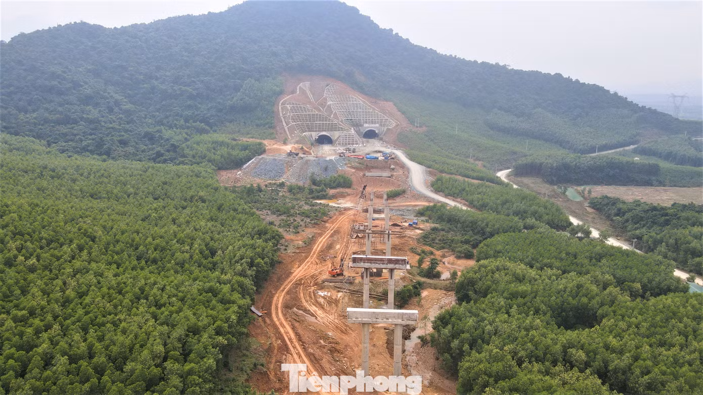 Ngoài hạng mục hầm xuyên núi Đèo Bụt, Tập đoàn Sơn Hải còn đảm nhận 5 km đường tuyến chính dẫn vào 2 bên cửa hầm.