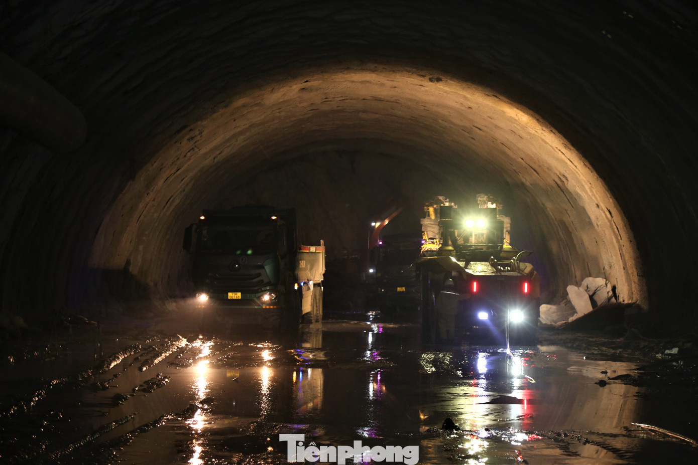 Thời điểm này ở Hà Tĩnh đang là mùa mưa, tuy nhiên việc thi công hầm xuyên núi Đèo Bụt được Tập đoàn Sơn Hải (Quảng Bình) thi công liên tục, đảm bảo 3 ca 4 kíp với 200 cán bộ, kỹ sư, công nhân.