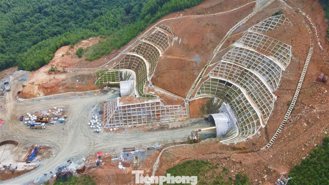 Mỗi hầm cao 8m, rộng 15m, có 3 làn xe cùng các điểm mở rộng đề phòng sự cố trong quá trình sử dụng và hệ thống chiếu sáng bên trong. Việc khoan đá nổ mìn thi công hầm được Tập đoàn Sơn Hải triển khai từ tháng 5.