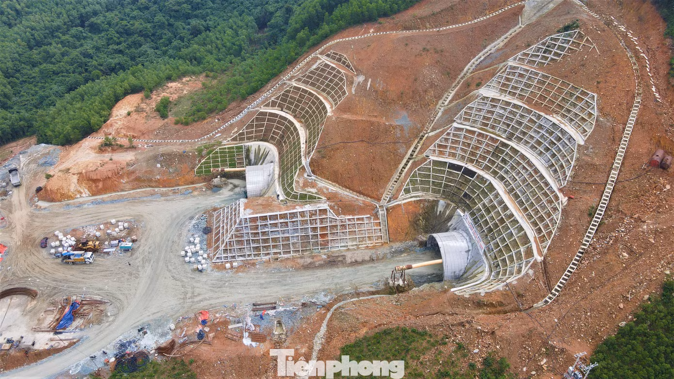 Mỗi hầm cao 8m, rộng 15m, có 3 làn xe cùng các điểm mở rộng đề phòng sự cố trong quá trình sử dụng và hệ thống chiếu sáng bên trong. Việc khoan đá nổ mìn thi công hầm được Tập đoàn Sơn Hải triển khai từ tháng 5.