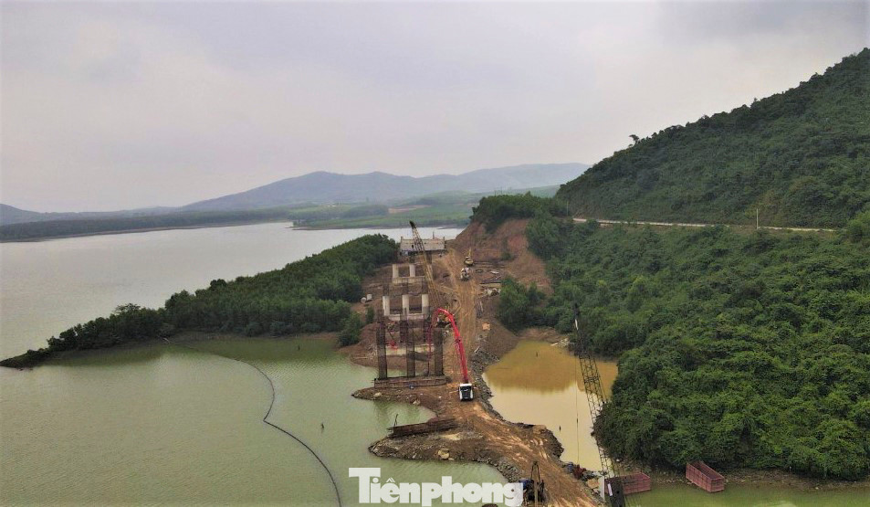 Trên công trường cầu dẫn qua Hồ chứa nước Kim Sơn (xã Kỳ Hoa, TX Kỳ Anh), đơn vị thi công đang nỗ lực đẩy nhanh tiến độ dù Hà Tĩnh bước vào mùa mưa, gây khó khăn cho việc thi công.