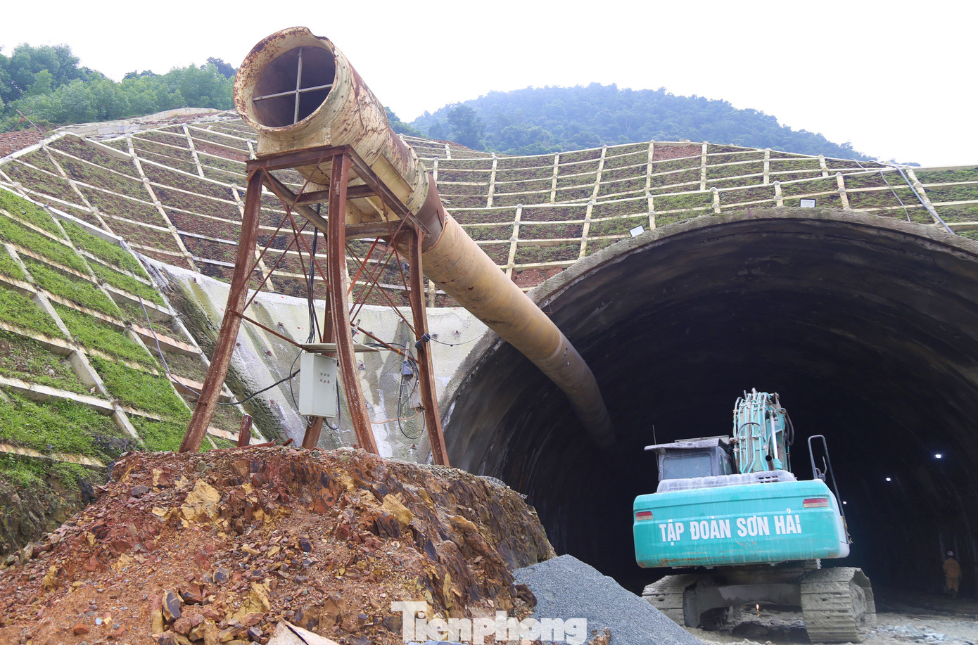 Quá trình khoan hầm, tại mỗi một ống hầm được lắp đặt đường ống lớn, với nhiệm vụ hút bụi, giảm tiếng ồn, tạo thông thoáng cho công nhân thi công, nhất là sau mỗi lúc nổ mìn khoan đá.