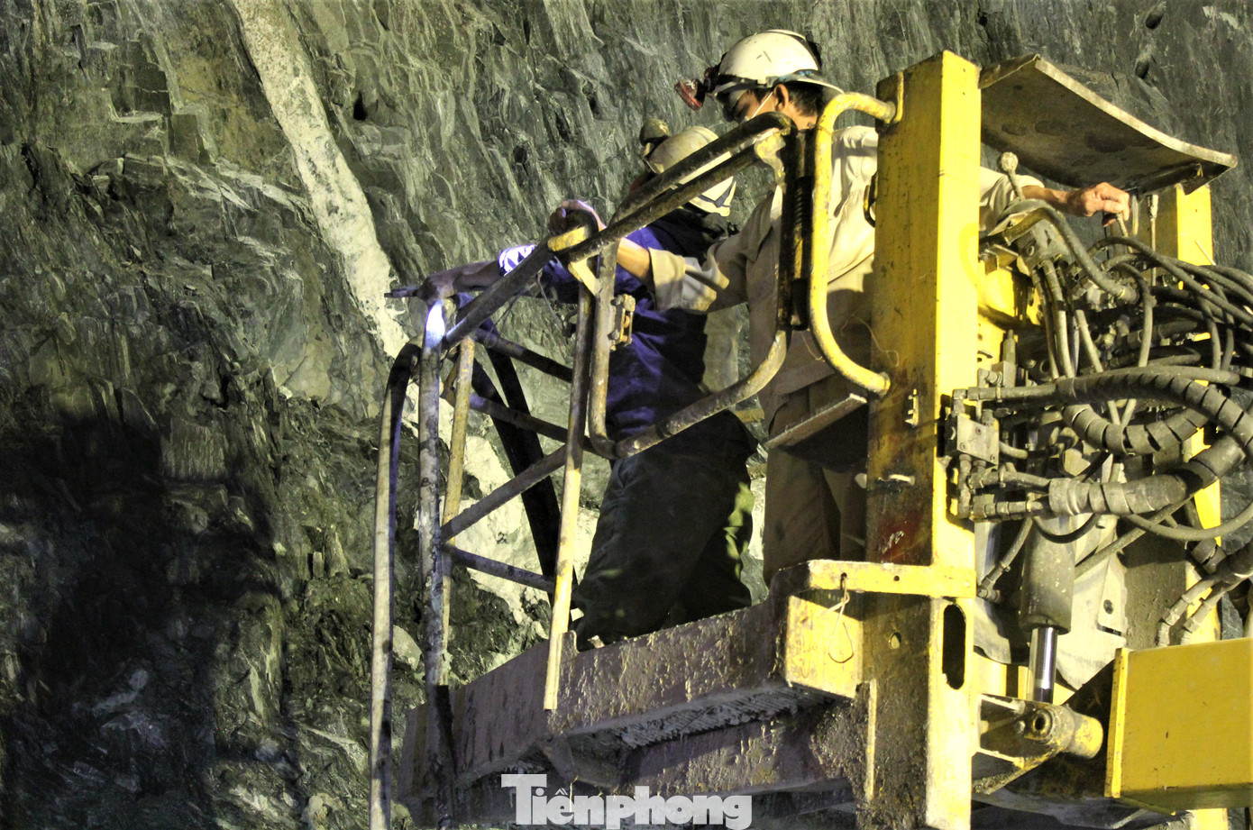 9 mũi thi công với 200 cán bộ kỹ sư, công nhân, lái máy được bố trí thi công các hạng mục. Trong đó, tập trung gia cố phần vòm.