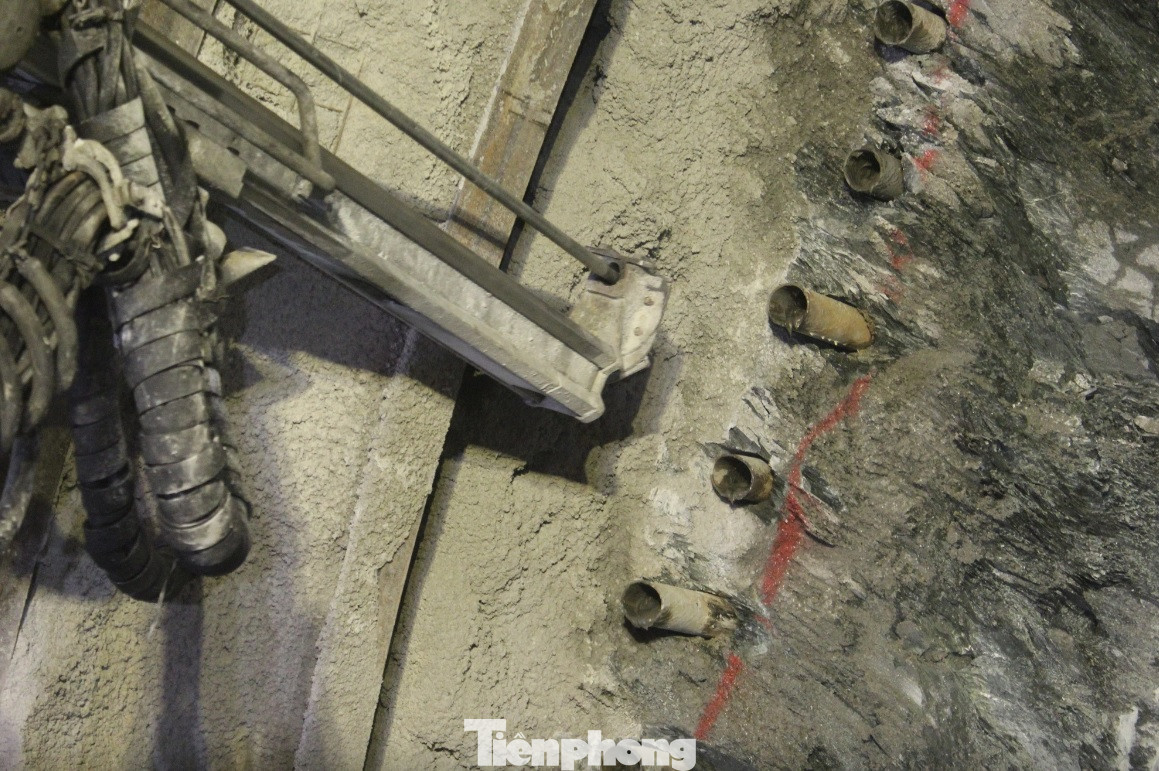 Các ống sắt được đóng sâu vào nền đá, sau đó được các công nhân bơm bê tông vào các khe đá, đất tạo độ chắc chắn cho phần vòm hầm.