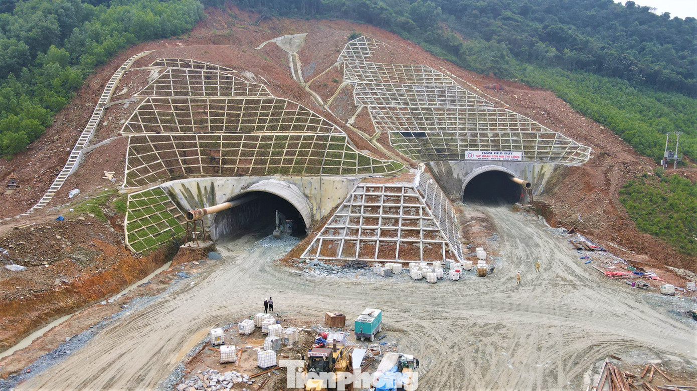 Hầm Đèo Bụt trên tuyến cao tốc Bắc – Nam, là hầm đường bộ duy nhất trong hơn 102 km cao tốc qua địa bàn Hà Tĩnh. Hầm có 2 ống hầm dài 716m và 840m. Đây là điểm nhấn trên trên dự án thành phần cao tốc Vũng Áng – Bùng, nối 2 tỉnh Hà Tĩnh và Quảng Bình.