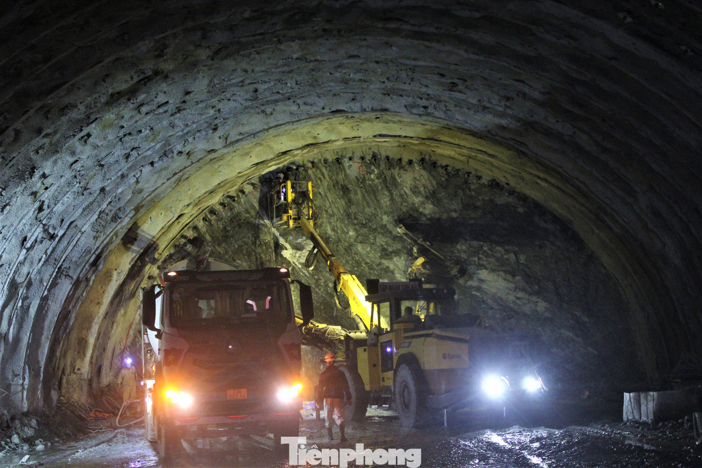 Tại cửa hầm phía Bắc (tỉnh Hà Tĩnh) nhà thầu đang sử dụng các máy khoan robot, thiết bị hiện đại cùng cả trăm công nhân thi công liên tục, an toàn.