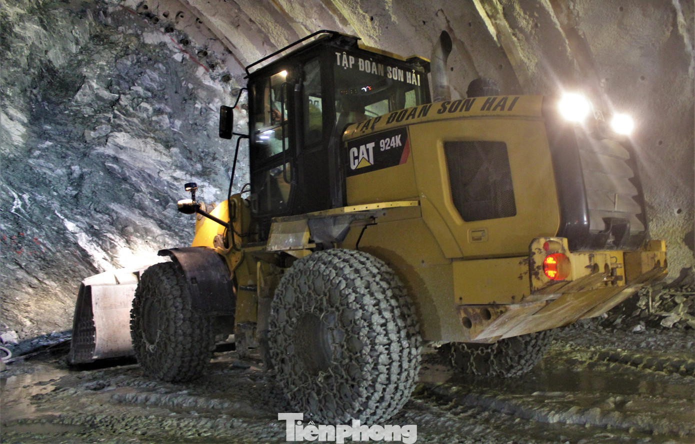 Bánh các phương tiện được quấn xích sắt, công nhân phải đi ủng để chống trơn trượt.