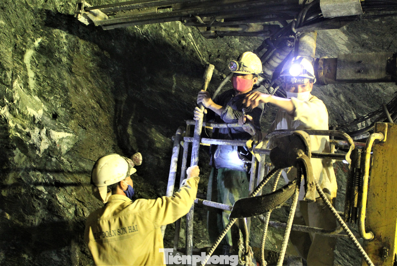 Công nhân chuẩn bị công tác bơm bê tông. Việc thi công trong hầm sâu không chịu ảnh hưởng bởi thời tiết nên tiến độ cũng như khối lượng công việc được đảm bảo.