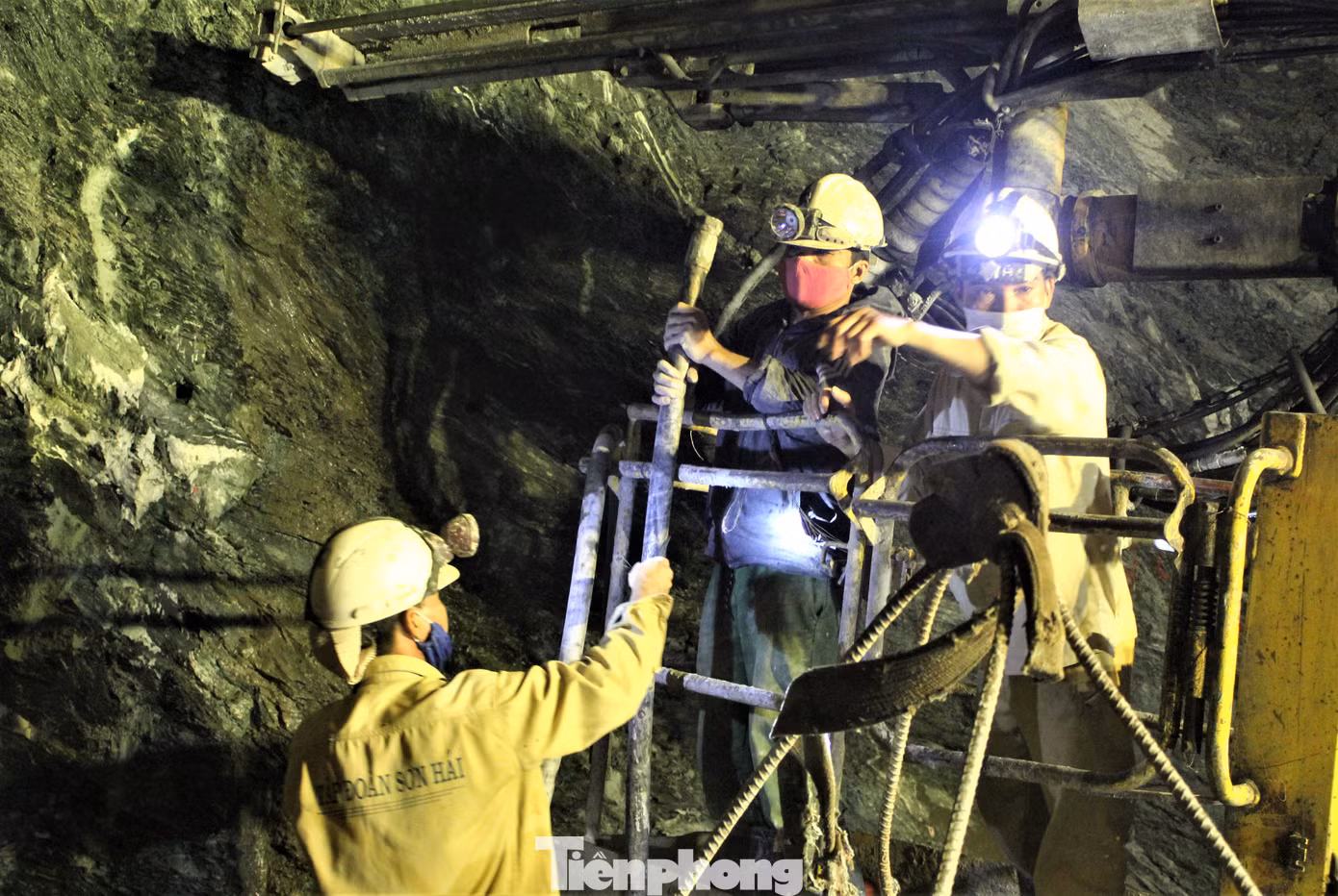 Công nhân chuẩn bị công tác bơm bê tông. Việc thi công trong hầm sâu không chịu ảnh hưởng bởi thời tiết nên tiến độ cũng như khối lượng công việc được đảm bảo.