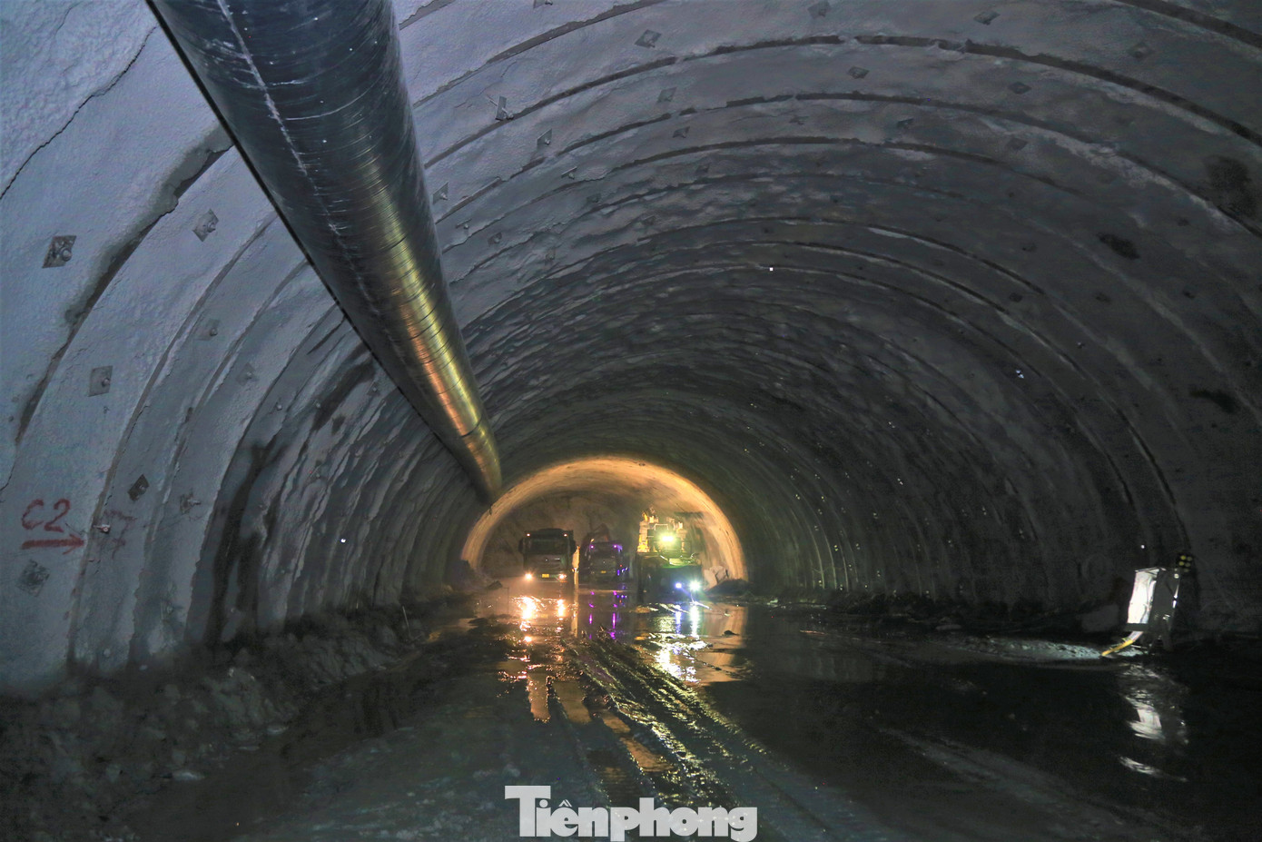 Đại diện Tập đoàn Sơn Hải cho biết, 2 ống hầm ở vị trí cửa Bắc hầm, đơn vị đã khoan vào khoảng 300m. Phía Nam hầm mới thi công một ống hơn 120m.