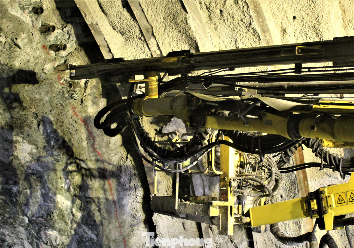 Công nhân được hỗ trợ bởi giàn khoan. Mỗi ống hầm có 2 giàn khoan hỗ trợ việc khoan, bơm bê tông.