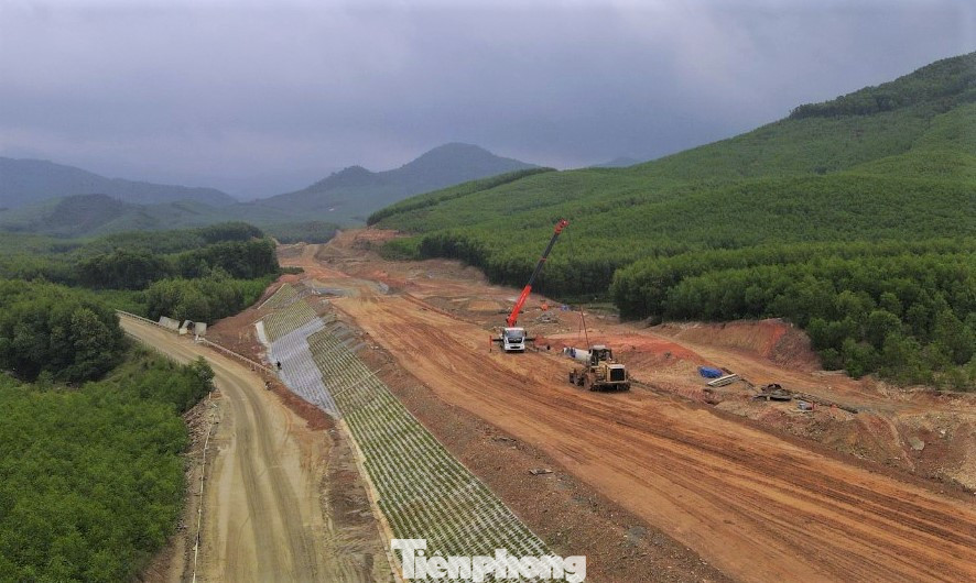 Trên tuyến chính, nhà thầu đã cơ bản xong hệ thống cống ngầm, hầm chui dân sinh, nhiều đoạn đã đổ đỉnh đất K98. Do địa hình nhiều đồi núi, phải hạ độ cao nên thời tiết vào mùa mưa ở địa phương gây khó khăn cho đơn vị thi công.