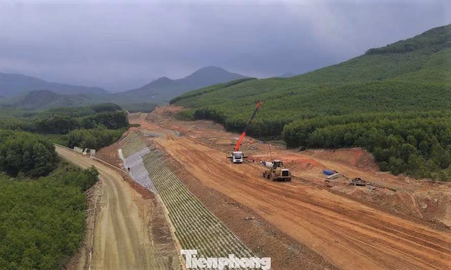 Trên tuyến chính, nhà thầu đã cơ bản xong hệ thống cống ngầm, hầm chui dân sinh, nhiều đoạn đã đổ đỉnh đất K98. Do địa hình nhiều đồi núi, phải hạ độ cao nên thời tiết vào mùa mưa ở địa phương gây khó khăn cho đơn vị thi công.