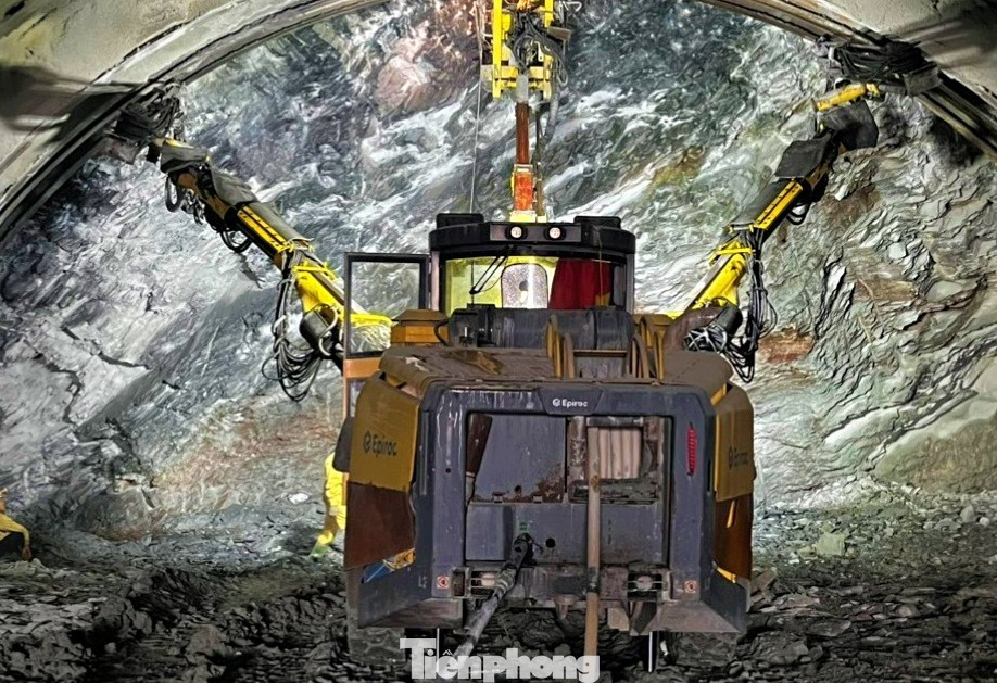 Tại cửa hầm phía Bắc (tỉnh Hà Tĩnh) nhà thầu đang sử dụng các máy khoan robot, thiết bị hiện đại cùng cả trăm công nhân thi công liên tục, an toàn.