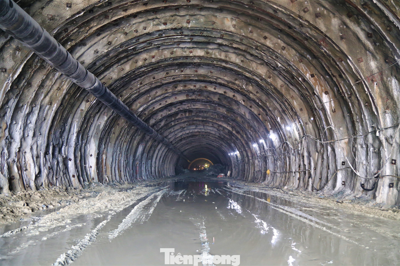Dù thời tiết mưa gió không ảnh hưởng nhiều tới quá trình thi công hầm nhưng việc trời đổ mưa khiến cho nước ngầm nhiều hơn, phần nền hầm bị lầy lội.